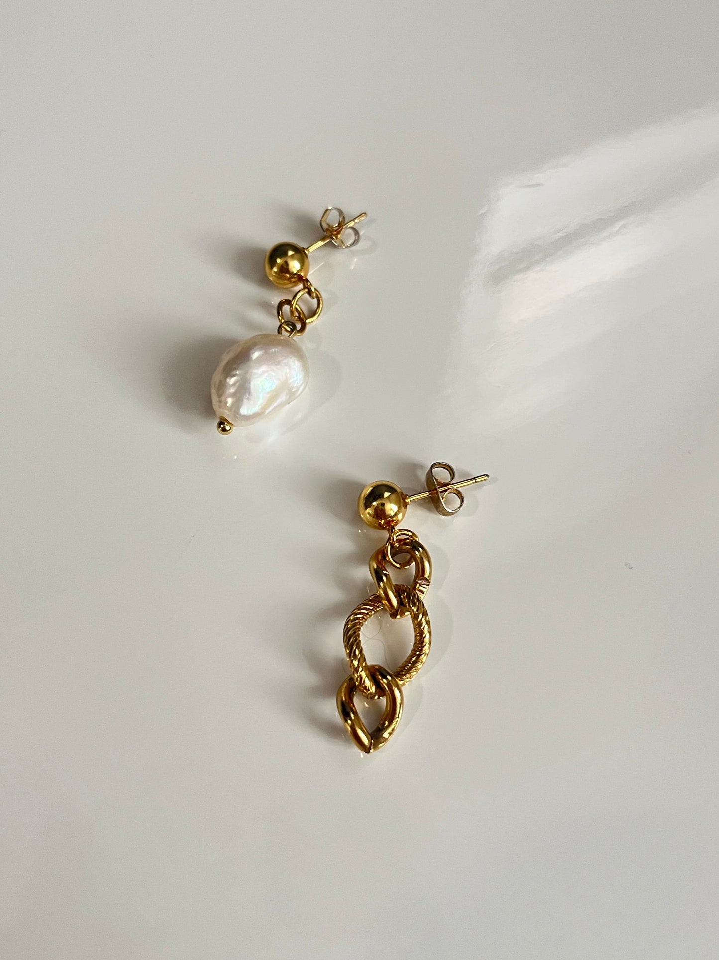 Chain meets pearl earring